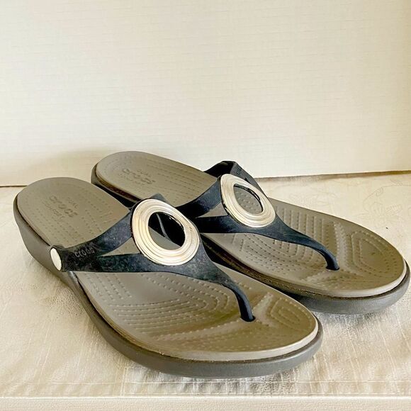 New Crocs Sanrah Circle  Black Wedge Thong Sandal Women's Sz 11 - Picture 1 of 8
